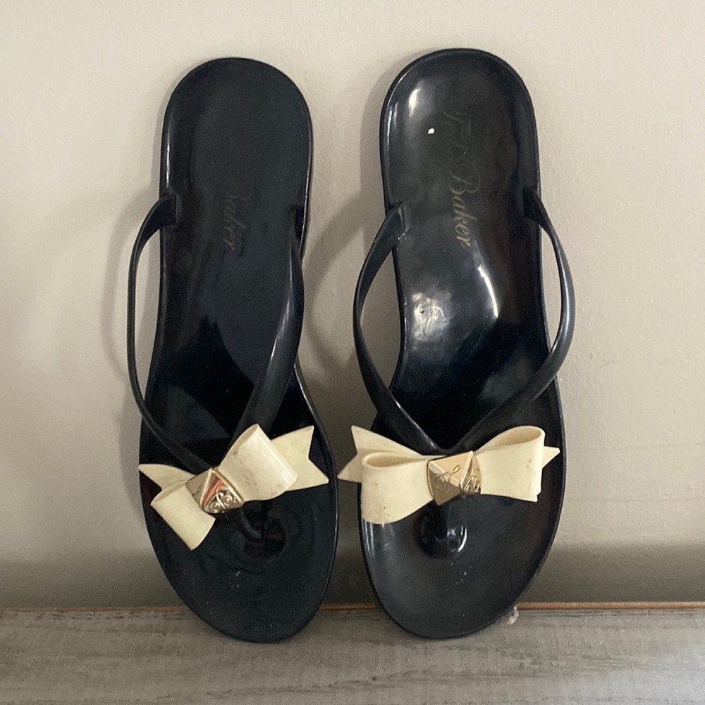 Ted Baker Size 10 jelly flip flop w/ bow black and cream